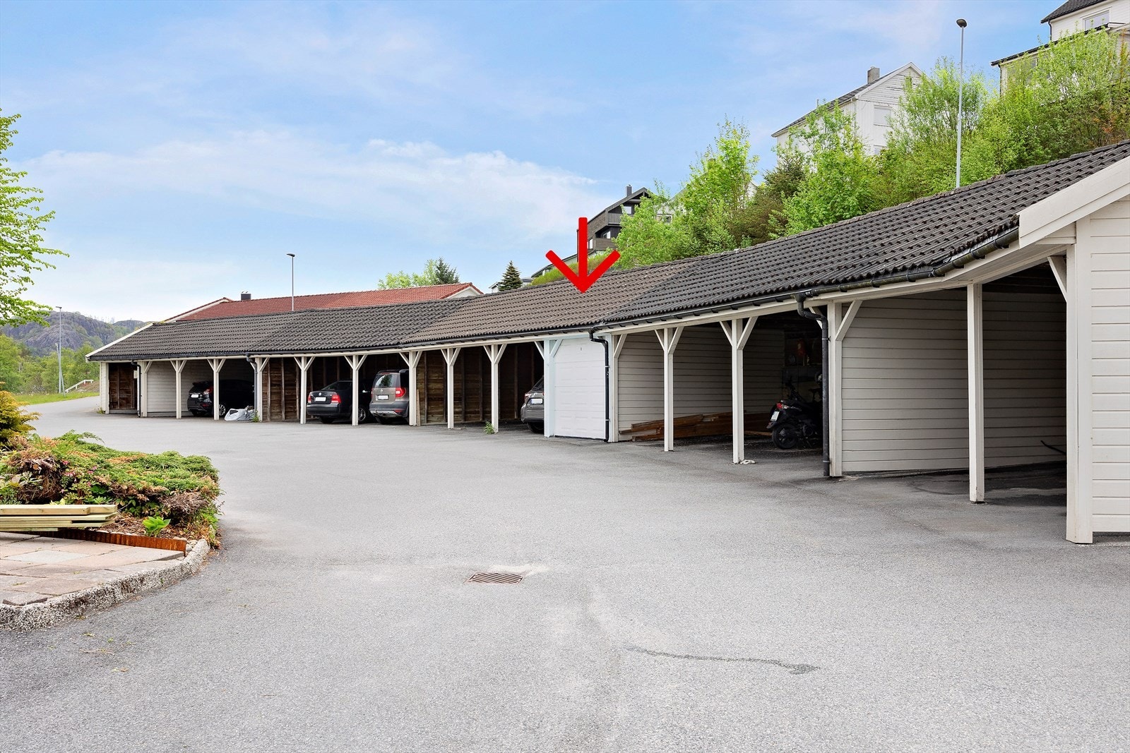 Sameiet har et felles garasje- og carportanlegg for parkering. Galleribilde