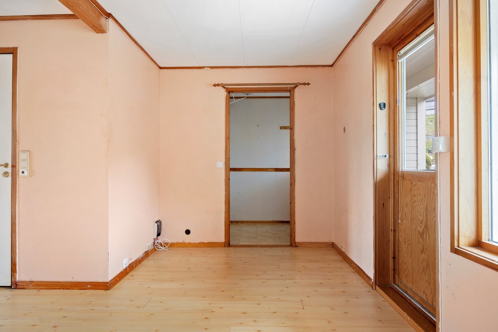 Rommet har laminatgulv og malte vegger, og gir et godt utgangspunkt for egne farge- og materialvalg. Galleribilde
