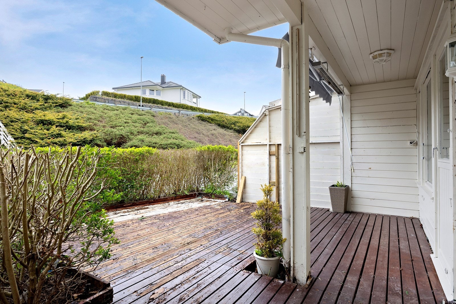 Ved inngangspartiet har du en egen terrasse med plass til en sittegruppe. Galleribilde