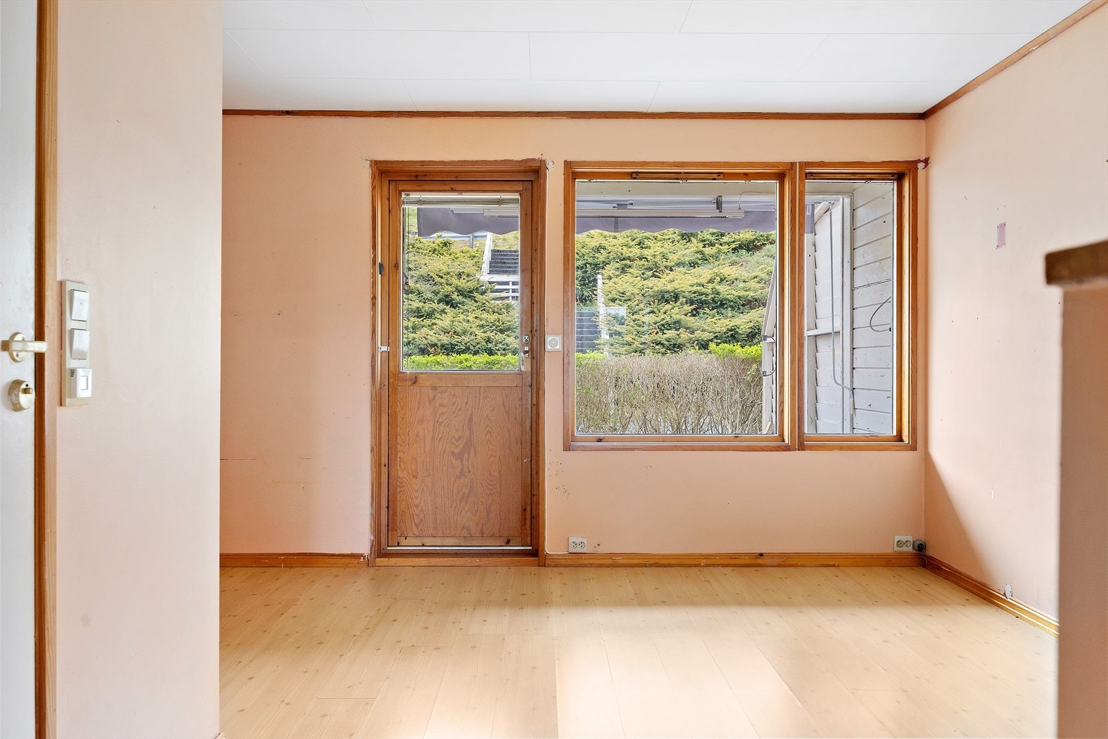 Fra stuen er det utgang til terrasseplassen ved inngangspartiet. Galleribilde