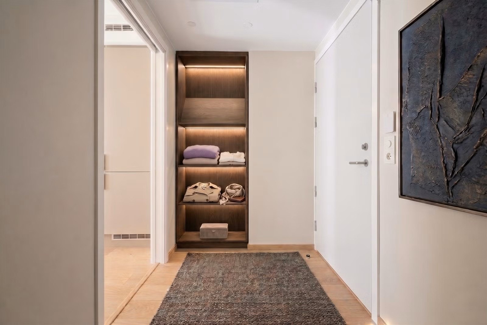 Fin entré m. plass til garderobe, klær og sko. Porttelefon. Foto redigert med KI. Galleribilde