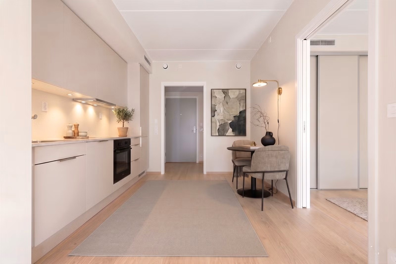 Kjøkken fra Studio Sigdal. Det er plass til spisebord med 2 stoler eller rindt bord med flere stoler Galleribilde
