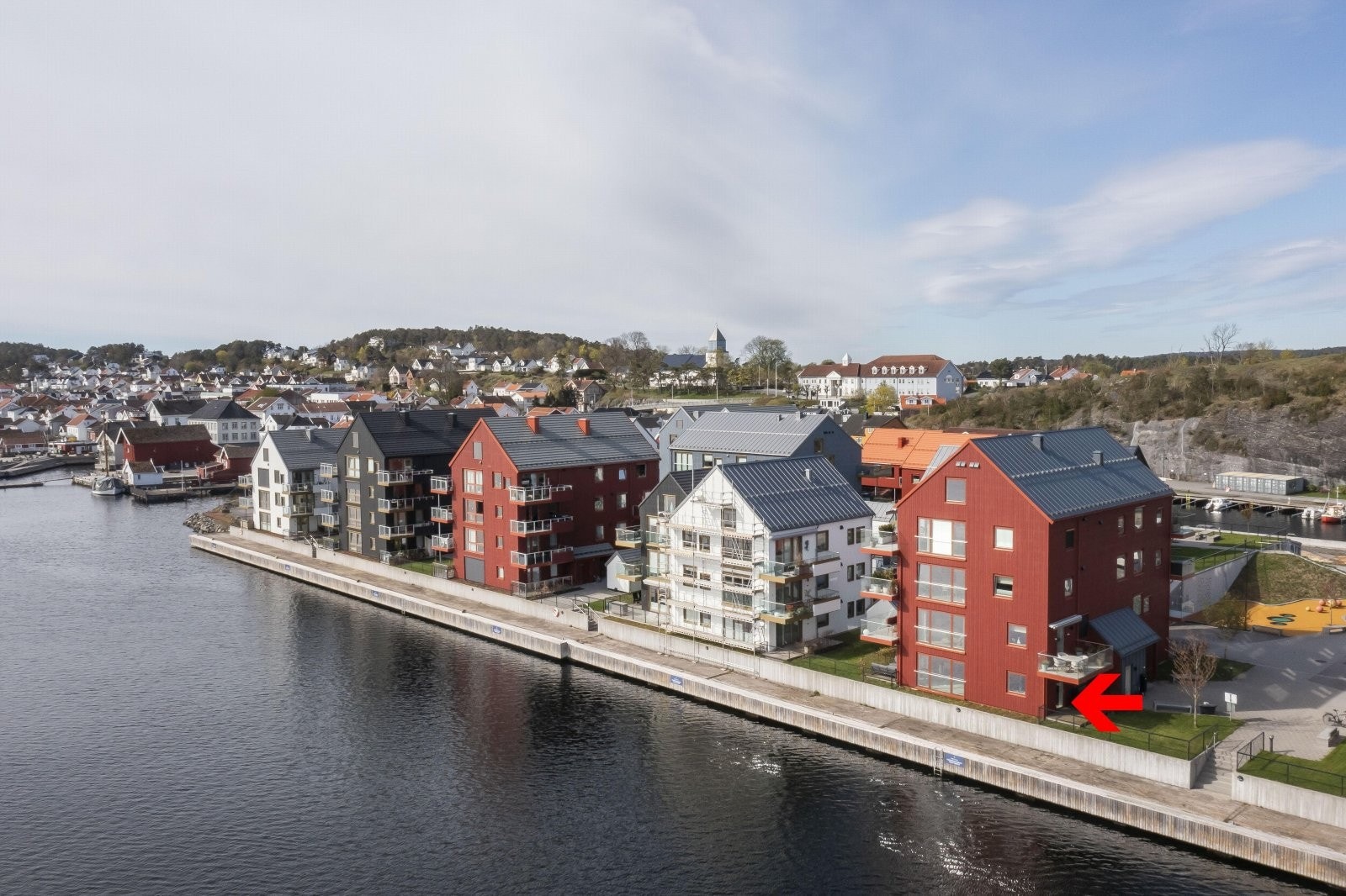 Dette er en eksklusiv leilighet med gjennomgående god standard, som inneholder stue/kjøkken, bad, 2 soverom, teknisk bod, heis, garasjeplass med elbillader, utvendig sportsbod, samt båtplass på 4,5 meter. Galleribilde