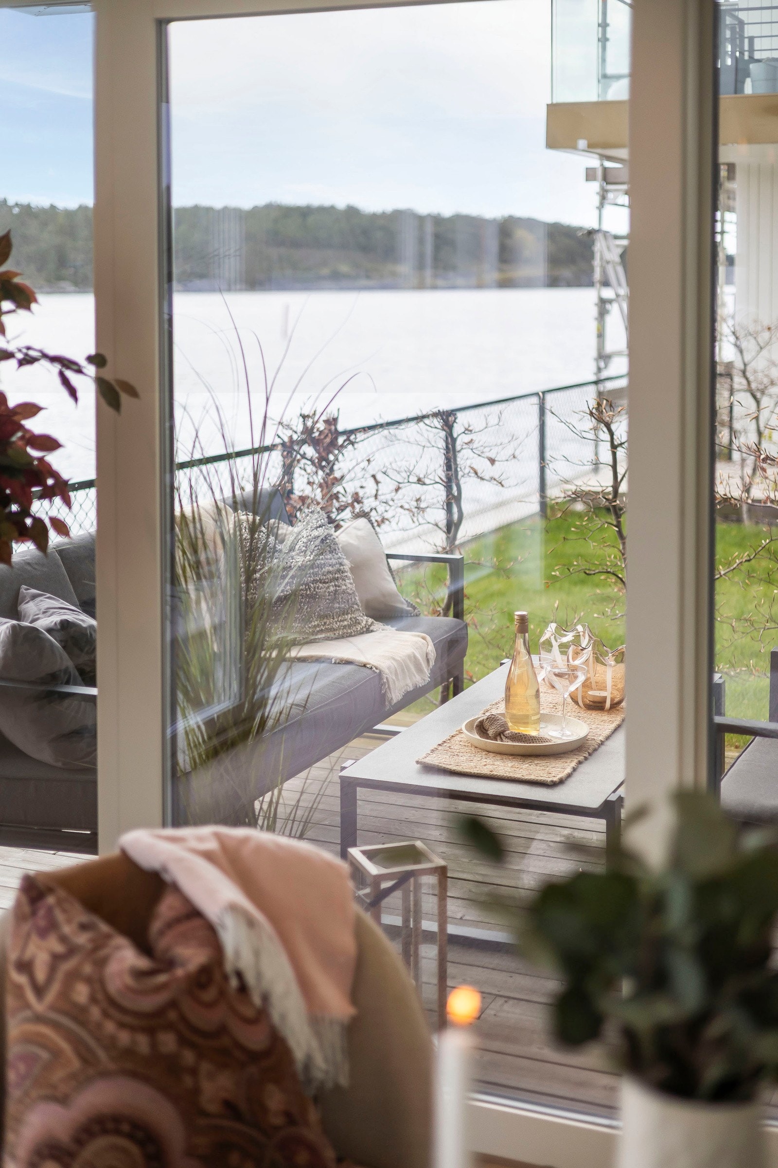 Fra stuen er det utgang til overbygd solrik veranda mot sør, hvor det er god plass til utemøbler. Galleribilde