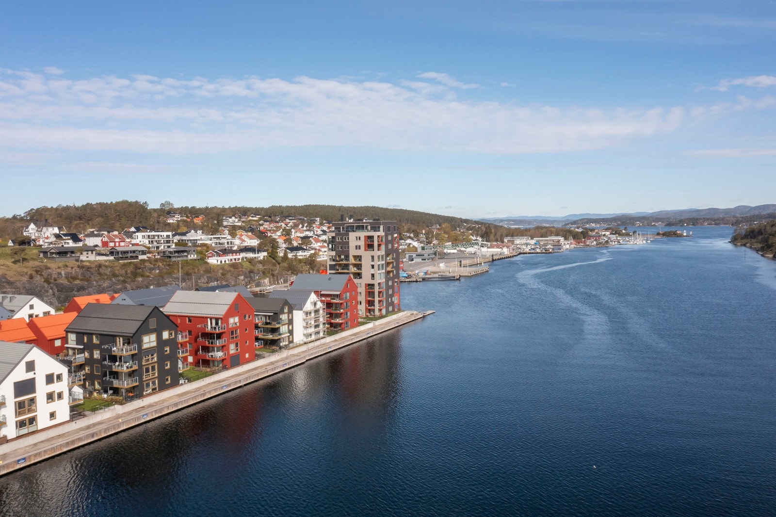 Langesund med sine koselige butikker, daglivare, badeparken, uterestauranter, spisesteder og ikke minst Wrightegaarden som er i nærheten, med sitt unike musikk og konsertmiljø Galleribilde
