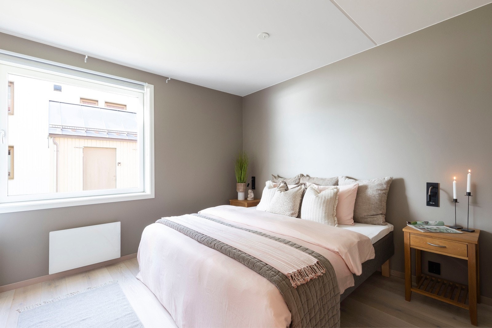 Nydelig master bedroom med god plass til dobbelseng, samt skyvedørsgarderobe. Galleribilde