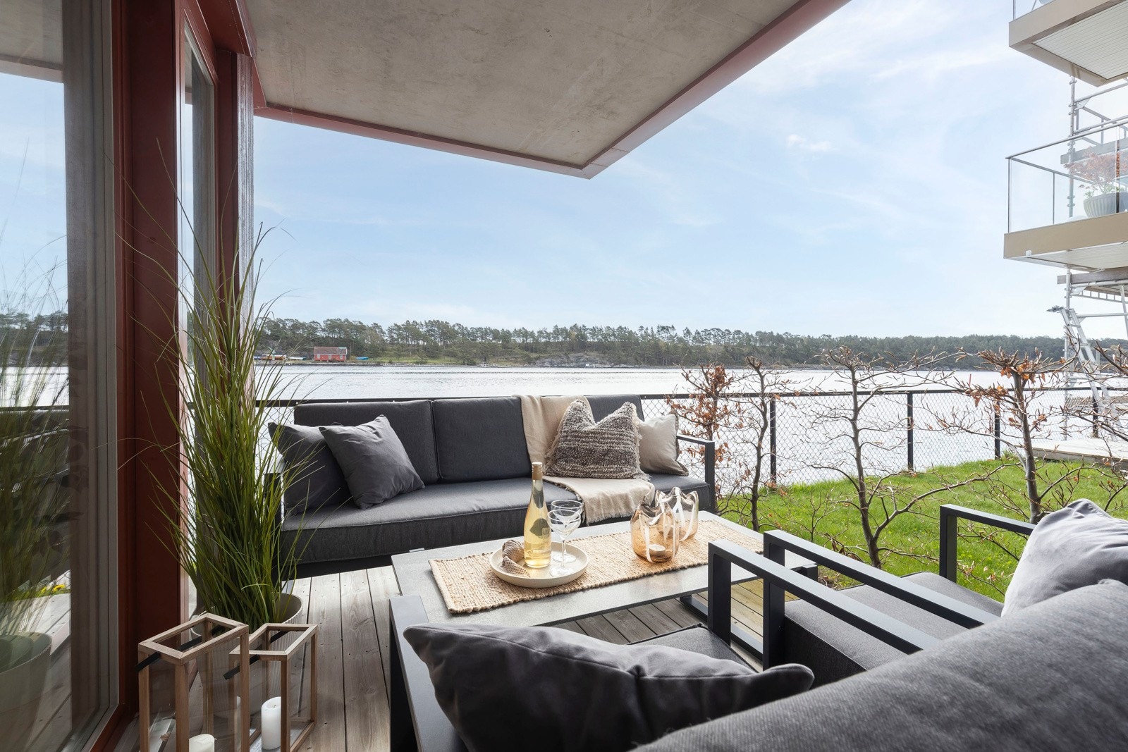 Overbygd veranda mot nord hvor du kan nyte morgensolen & utsikten. Galleribilde
