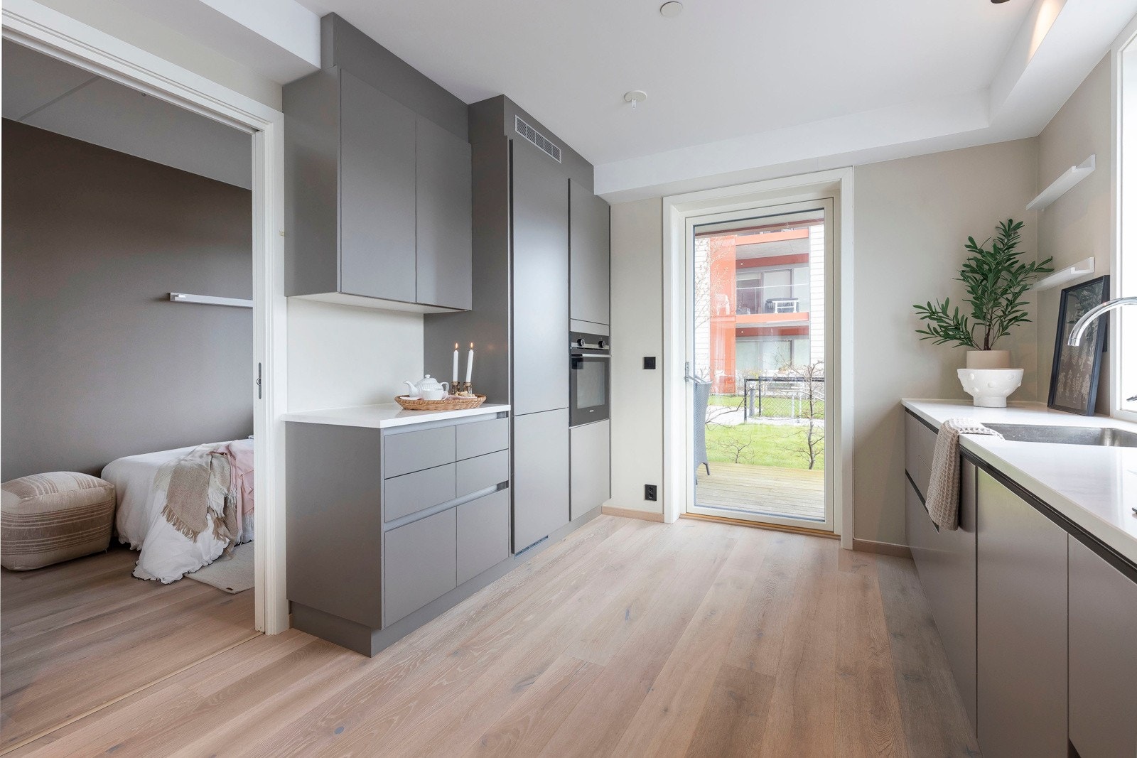 Nydelig kjøkkeninnredning med slett front i en meget spennende lys farge, med laminert benkeplate Galleribilde