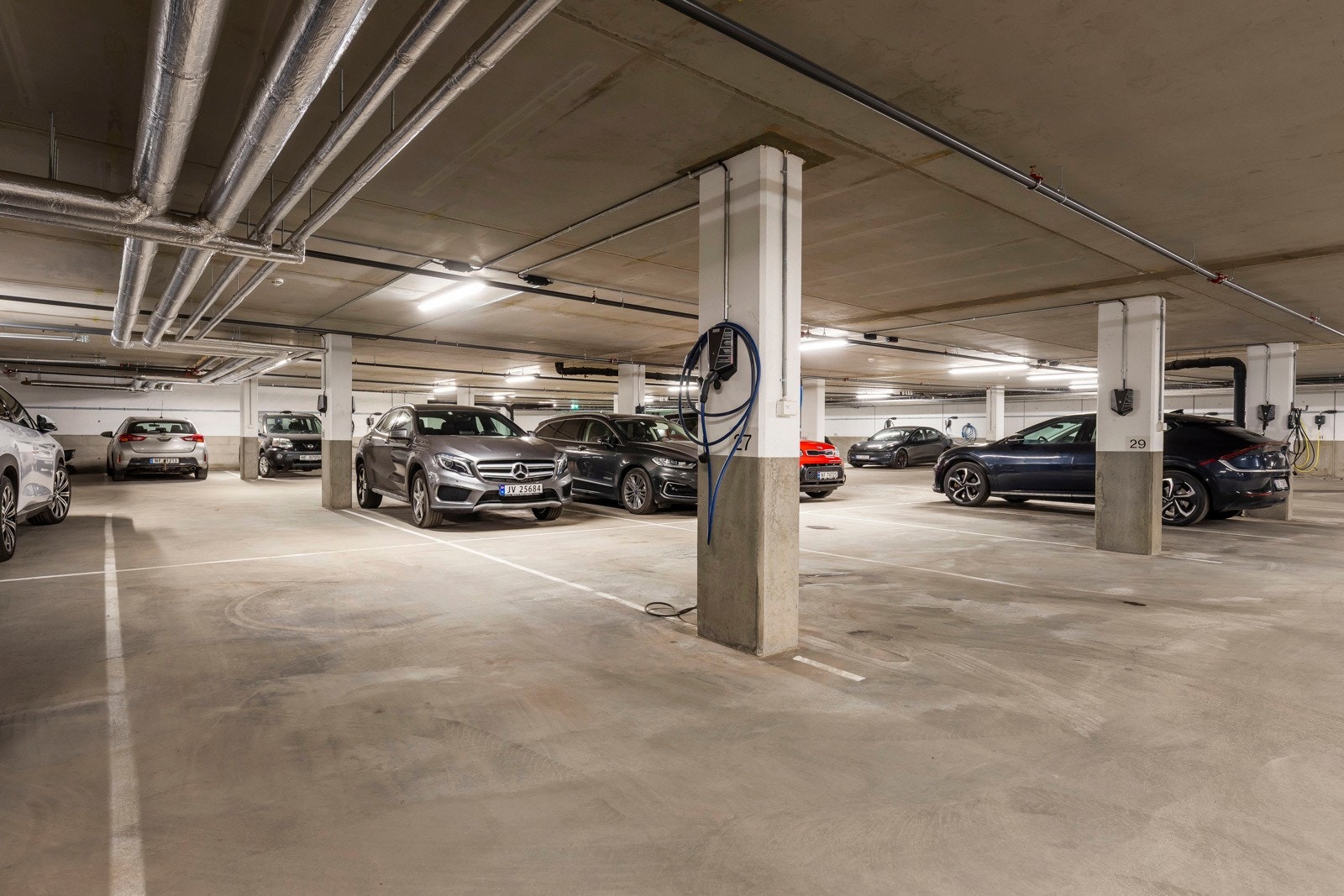 Parkeringsplass nr. 27, med elbilader Galleribilde