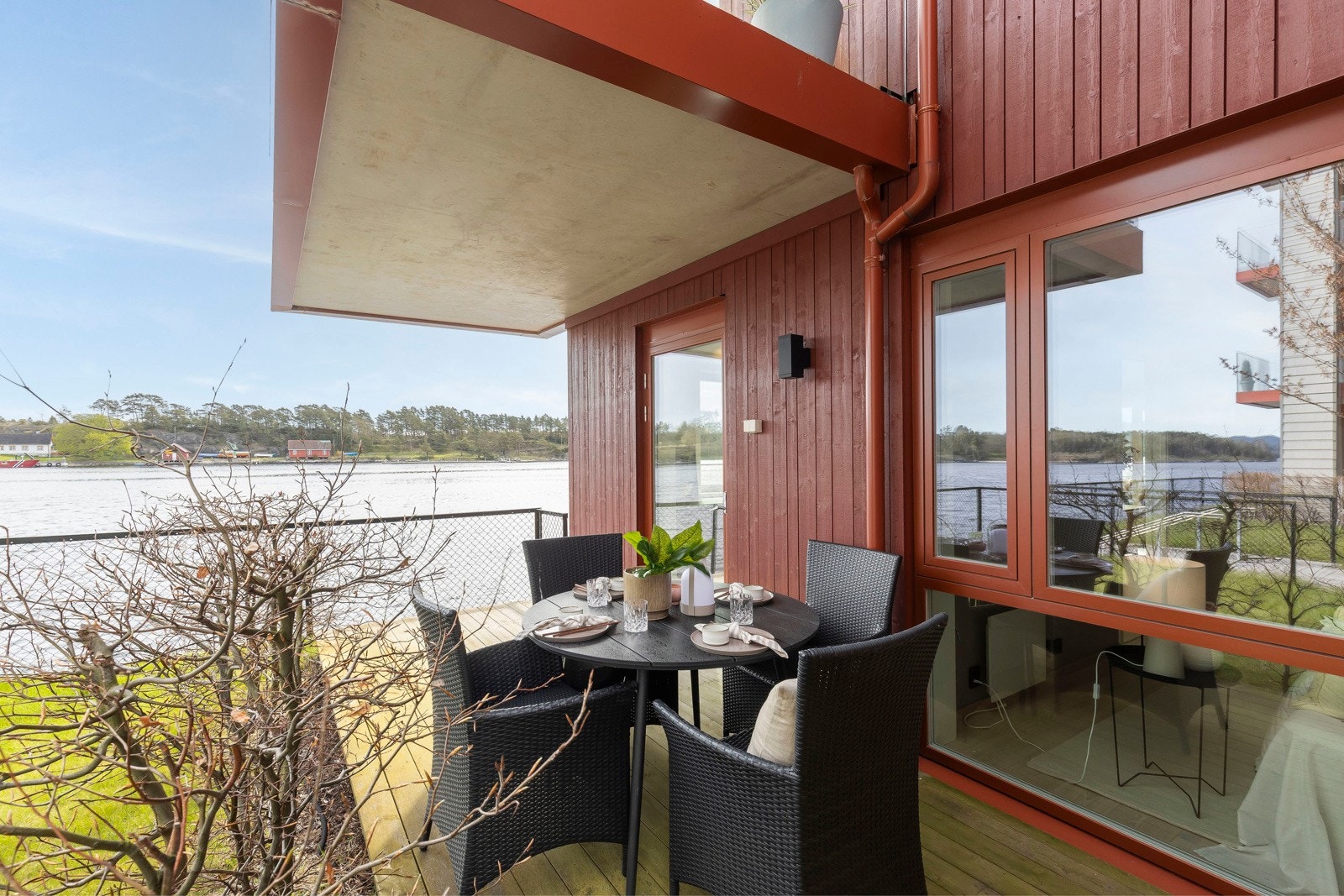 Praktisk overbygd terrasse på nordsiden Galleribilde