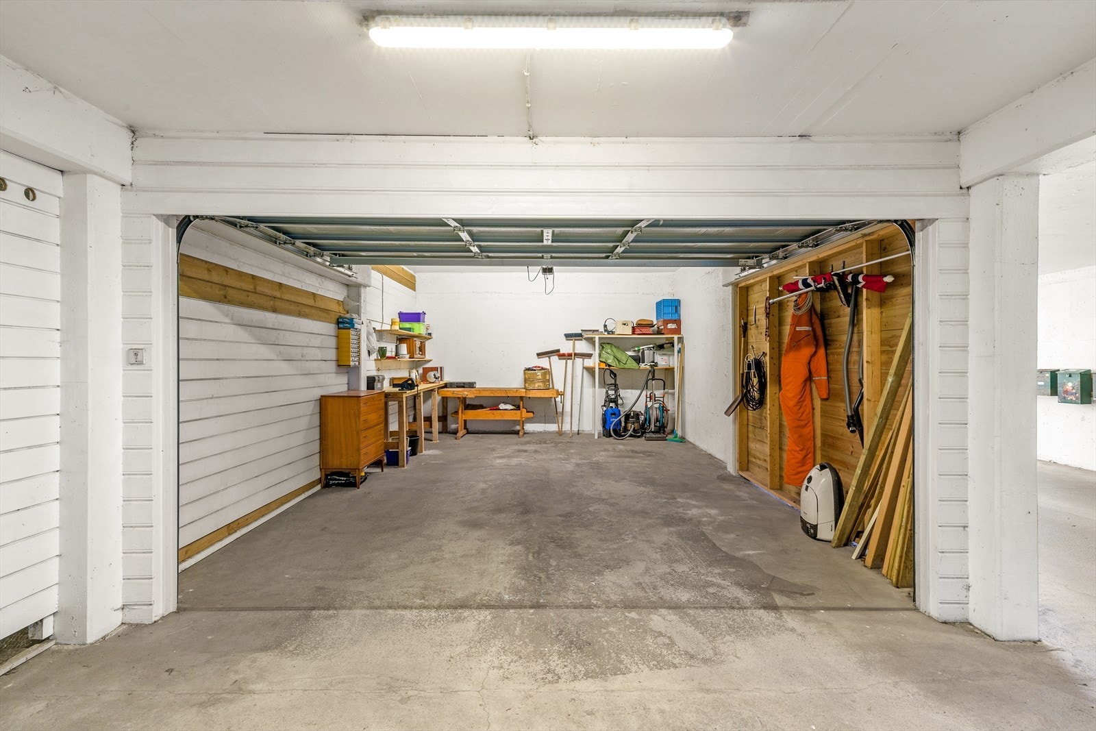 Den garasjen er romslig og gir plass til både bil og lagring. Galleribilde