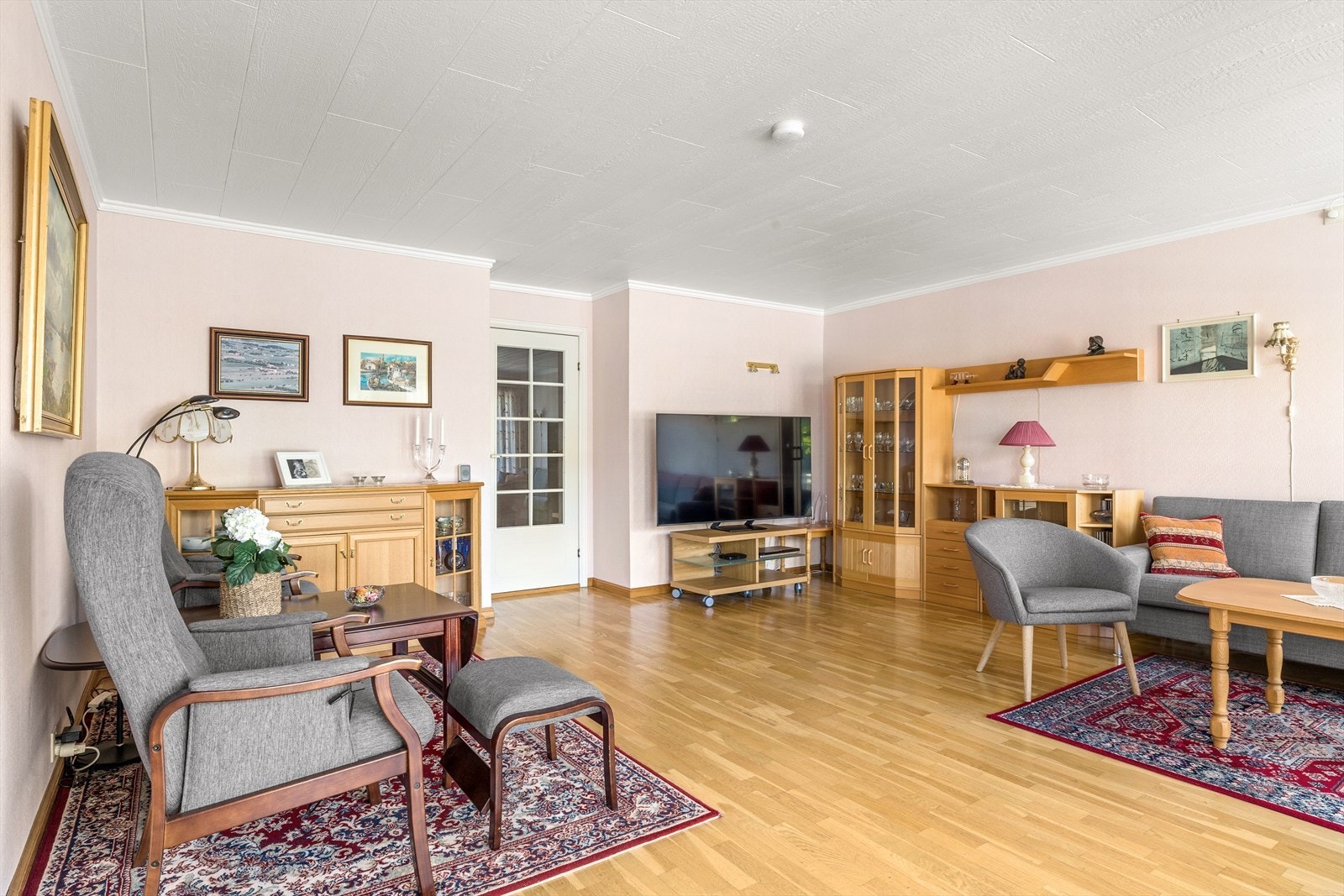 Stuen har parkett på gulvet og god plass til en romslig sofagruppe. Galleribilde