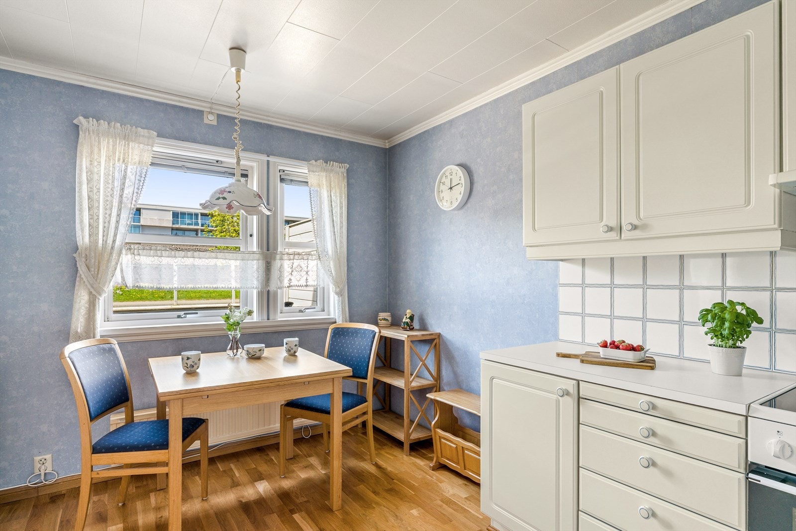 Leiligheten har en praktisk planløsning på ett plan, med et separat kjøkken med plass til spisebord. Galleribilde