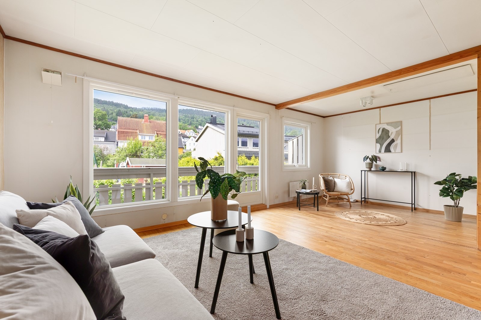Store vindusflater gir godt med lys. Vinduene i stuen er fra 2021. Galleribilde