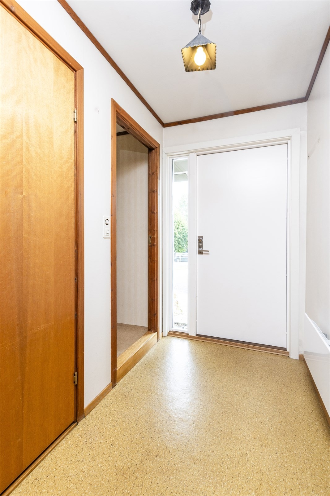 Entréen i første etasje gir adkomst til alle soverommene, bad, vaskerom og toalettrom. Galleribilde