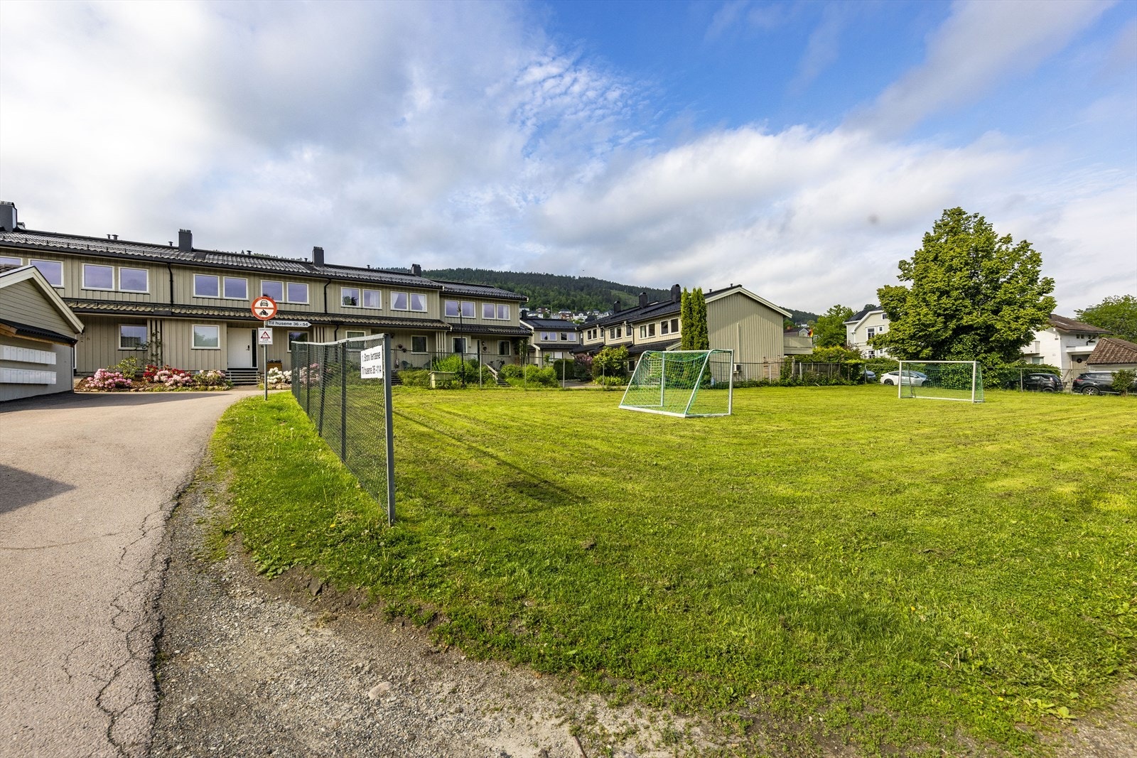 Rolige og trygge omgivelser med grøntarealer og lekeplasser, perfekt for barnefamilier. Galleribilde