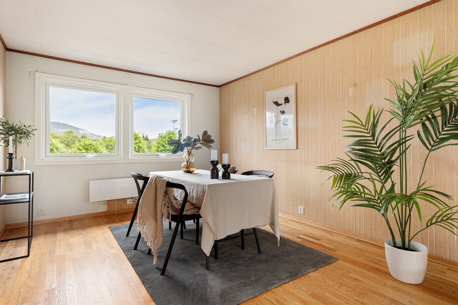 I stuen er det god plass til en egen spisesone for hyggelige måltider. Galleribilde