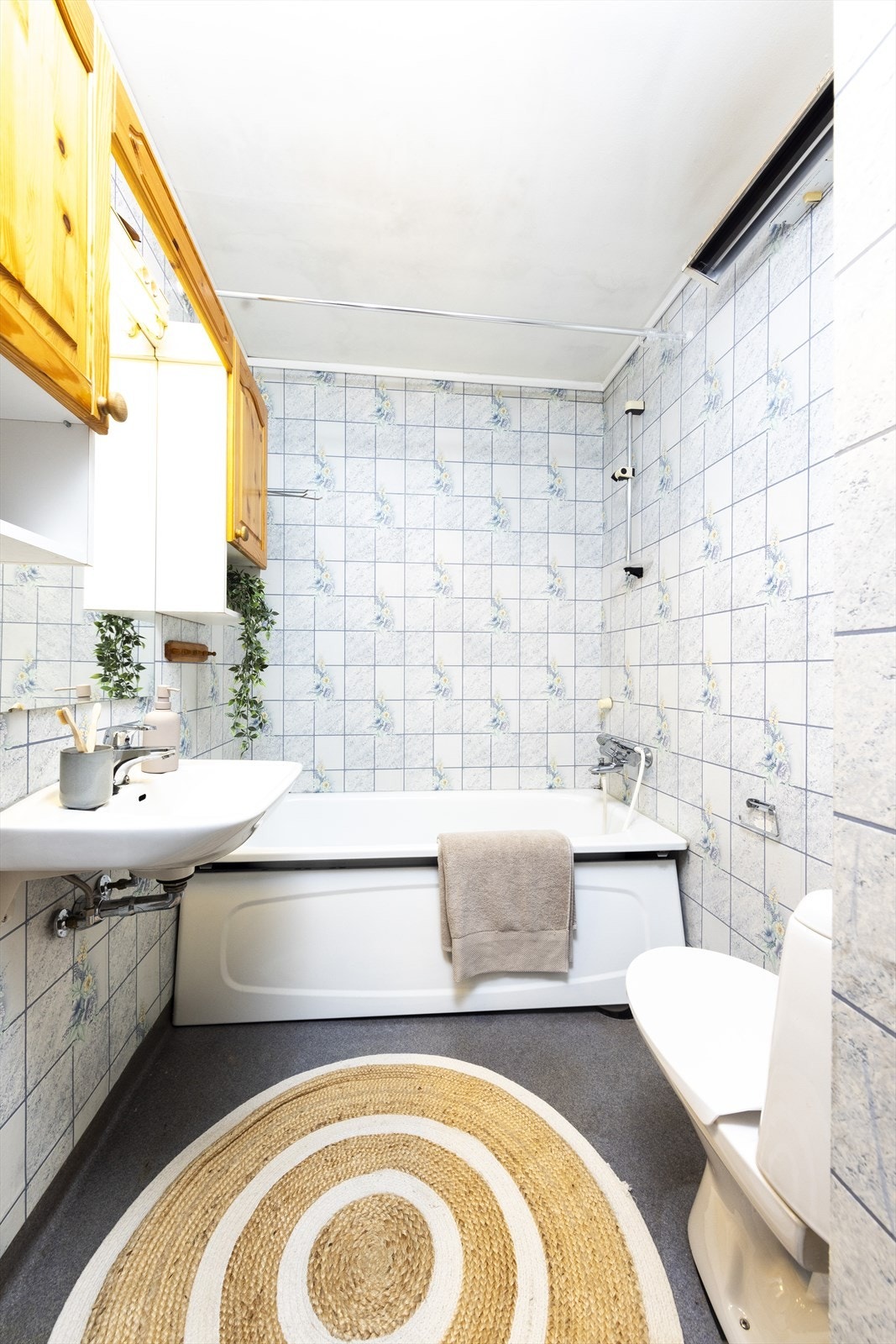 Badet i første etasje er utstyrt med badekar, toalett og servant. Galleribilde