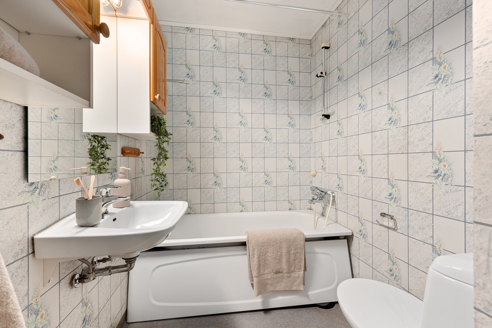 Badet har vinylbelegg på gulv, tapet på veggene og mekanisk avtrekk. Galleribilde