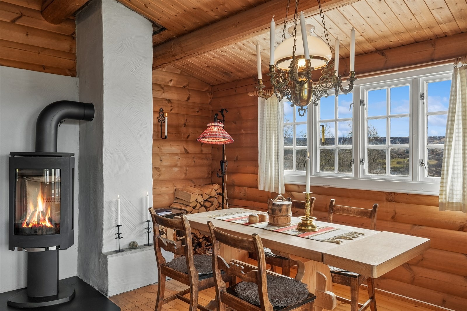 Peisovnen med glassdør gir både effektiv oppvarming og ekstra hygge på kjølige dager. Galleribilde