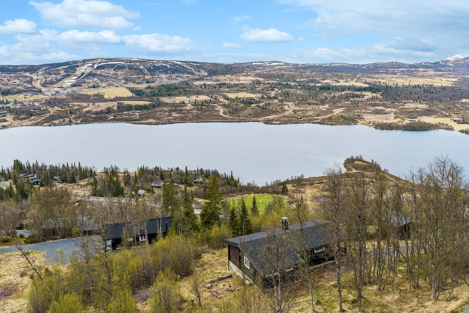 Fritidseiendommen ligger idyllisk til på Vaset med sol fra tidlig på morgenen til 22 på kvelden. I tillegg har du en fantastisk utsikt til Vasetvannet, Vaset skisenter, Grønsennknippa, Jotunheimen og toppen av Skogshorn. Galleribilde