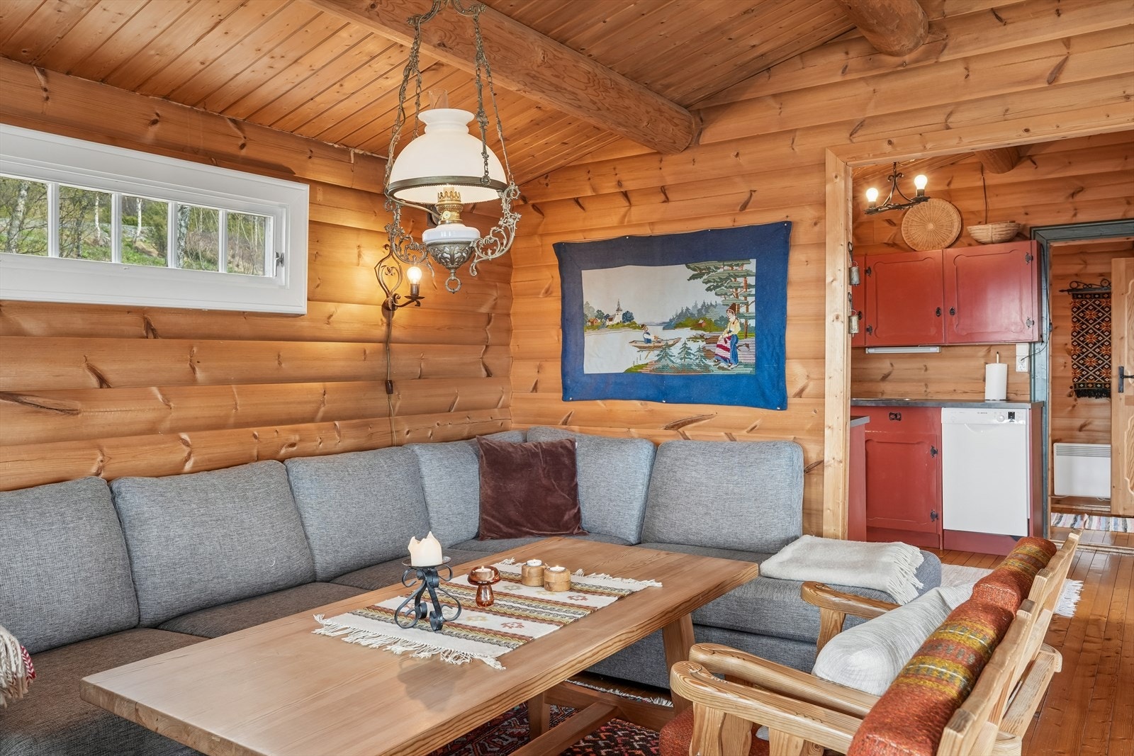 Sofakroken er et hjørne for hygge, med utsikt til roen utenfor. Galleribilde