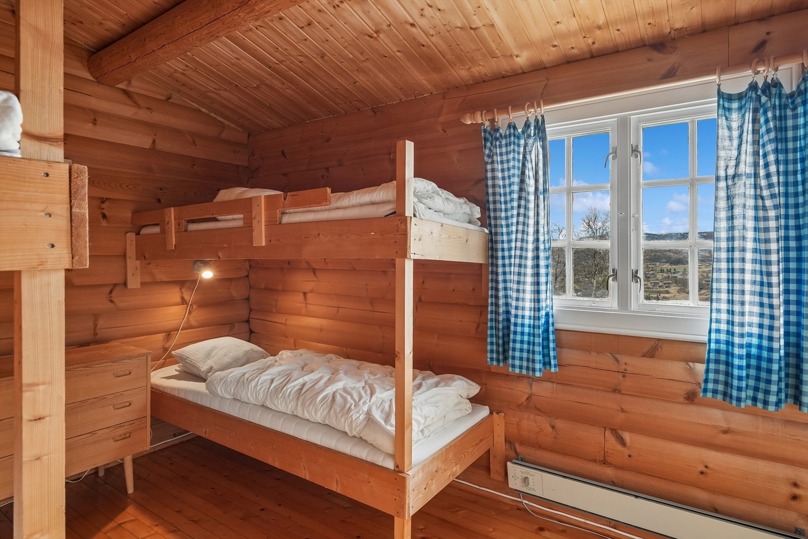 Det tredje soverommet er utstyrt med to køyesenger og gir god kapasitet for barn eller gjester. Galleribilde