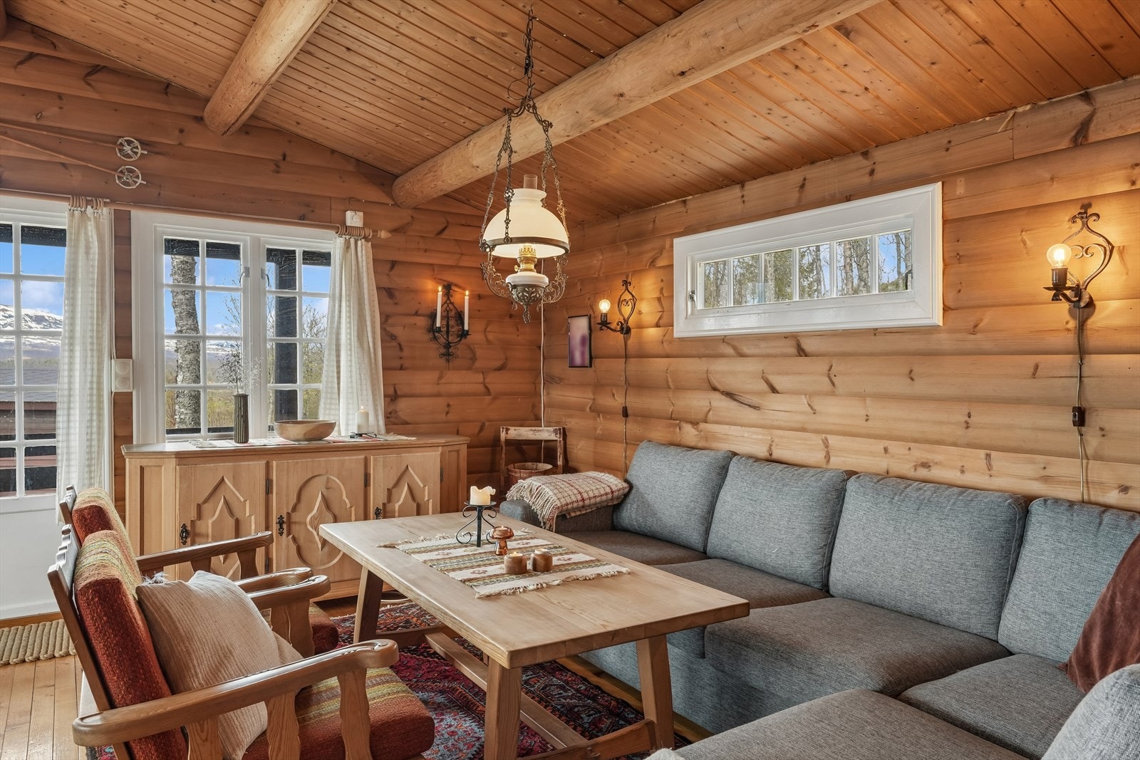 Oppholdsrommet har god plass til både sofagruppe og spiseplass, og inviterer til hyggelige stunder med familie og venner etter en dag ute i fjellet. Galleribilde
