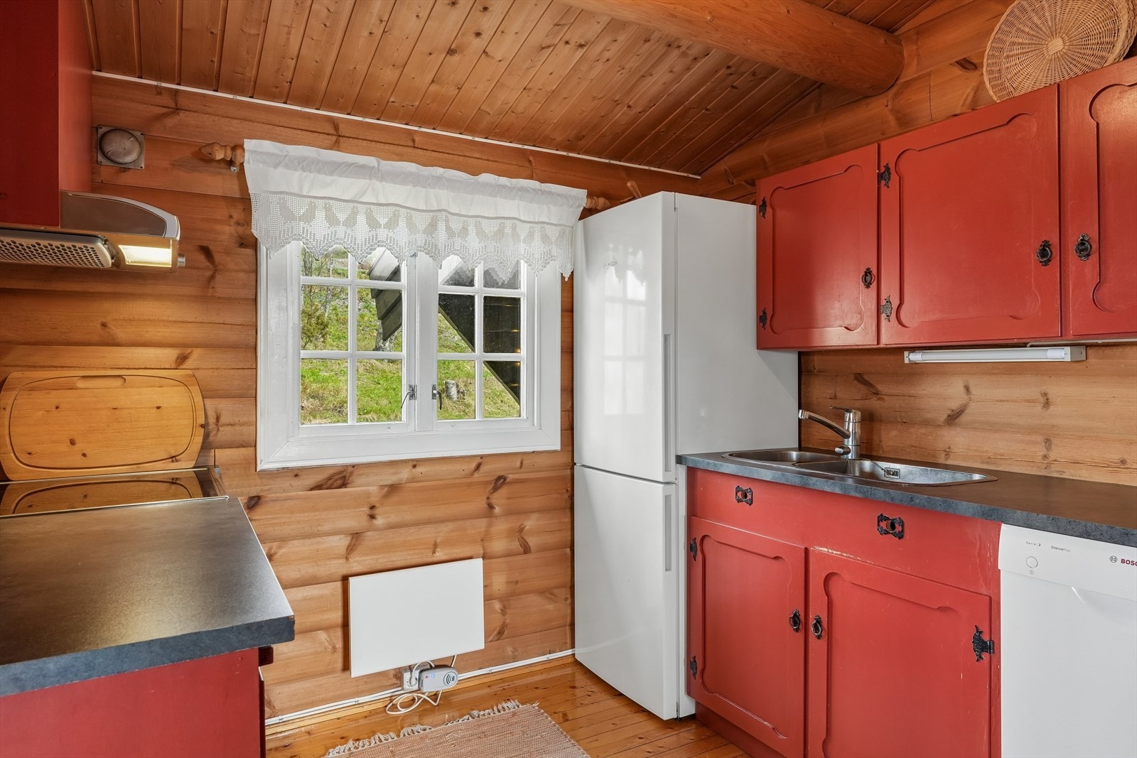Kjøkkenet er utstyrt med dobbel oppvaskkum og har god skapplass. Hvitevarer inkluderer komfyr, ventilator, kjøl-/fryseskap og oppvaskmaskin. Galleribilde