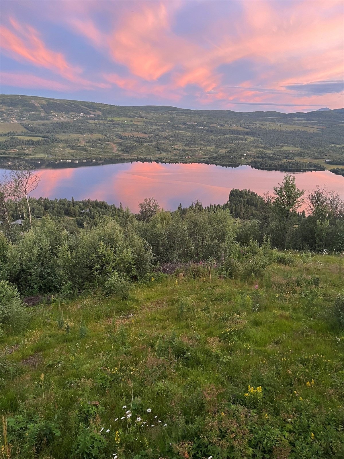 På denne eiendommen har selger satt stor pris på den flotte utsikten over vann og landskap, hvor himmelens vakre farger speiler seg i stille omgivelser. (Selgers foto) Galleribilde