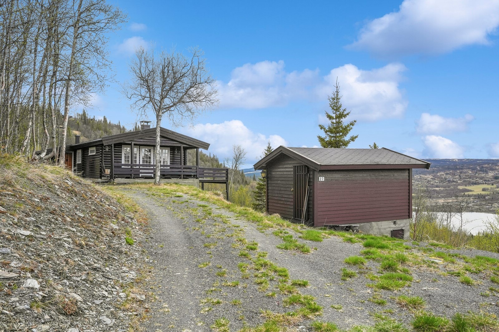 På eiendommen finnes også et mindre, frittstående uthus/bod. Bygget er uisolert og benyttes til lagring av ved, hagemaskiner, ski og annet fritidsutstyr. Galleribilde