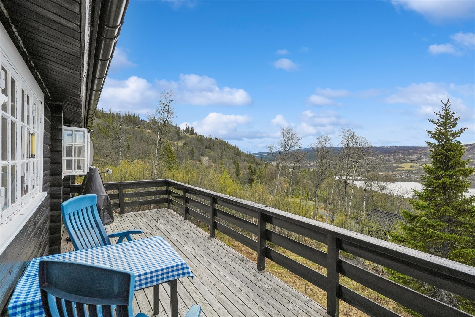 Her kan man nyte solen gjennom store deler av dagen og oppleve den vakre utsikten mot fjell og vann. Galleribilde