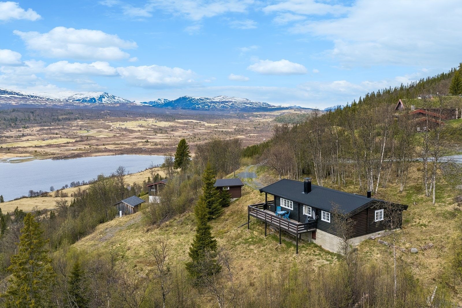 Eiendommen har helårsvei, offentlig vann- og avløp samt strøm, og er utstyrt med Sikom fjernstyring ( Ring hytta varm ), slik at du kan sette på varmen før ankomst og møte en oppvarmet og innbydende hytte når du kommer frem. Galleribilde
