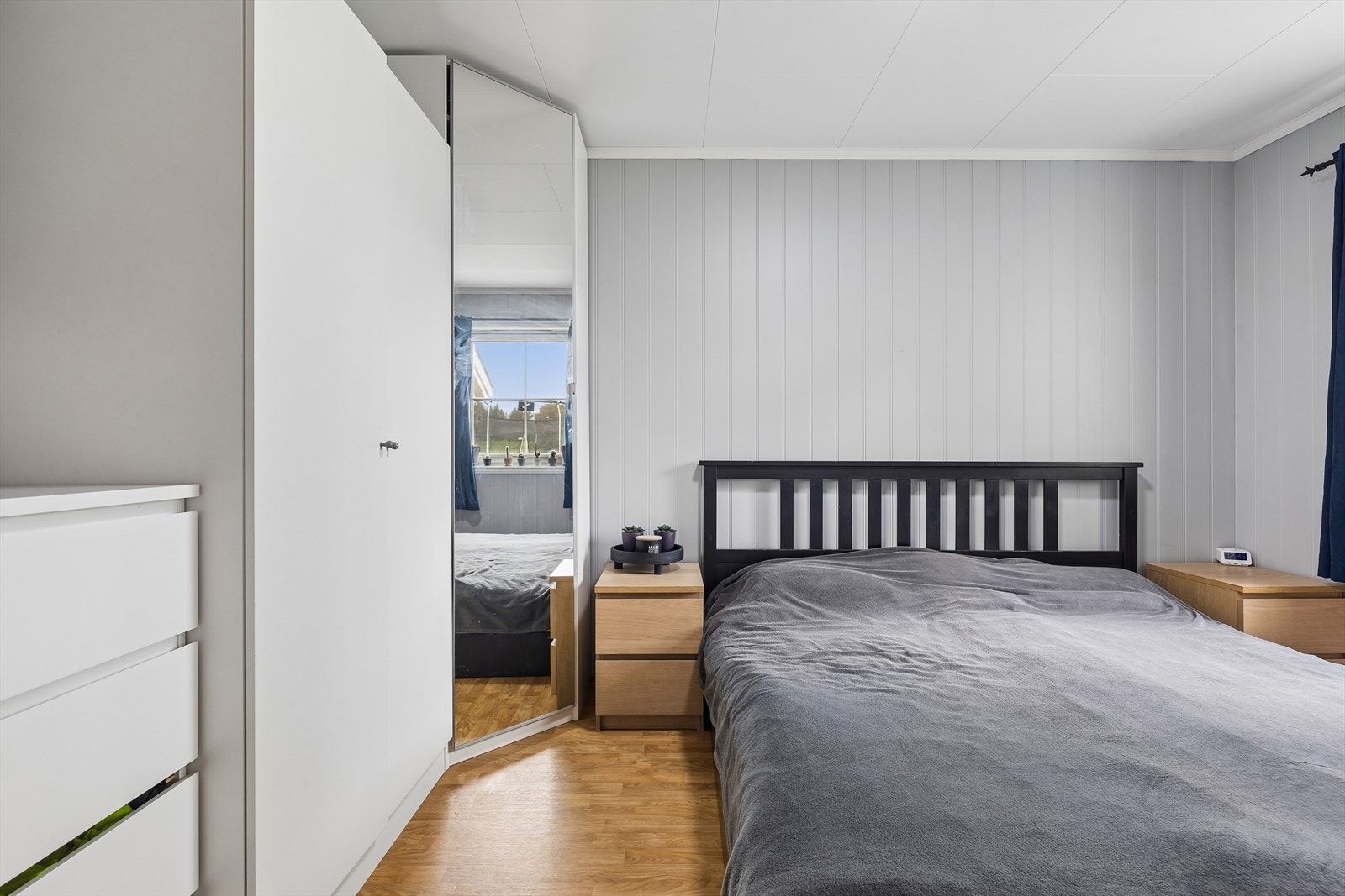 Gulvbelegg på gulv og veggplater på veggene er gjennomgående i andre etasje. Galleribilde