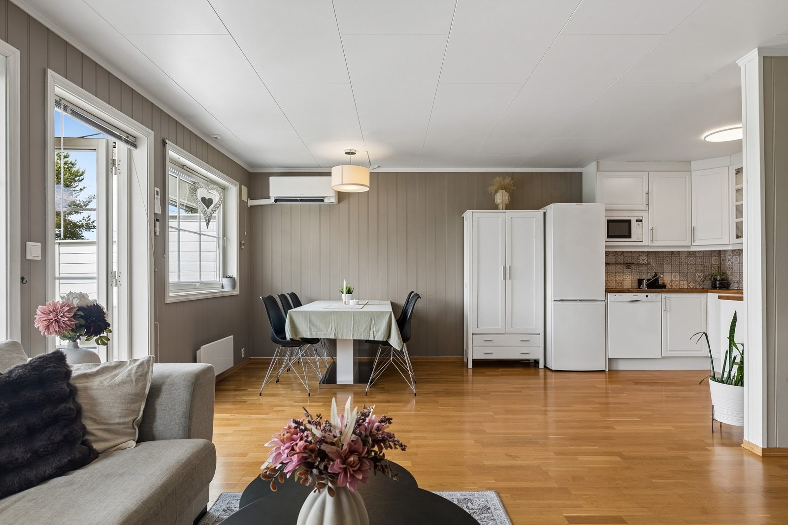 Stuen har god plass til både spisebord og en romslig sofagruppe. Galleribilde