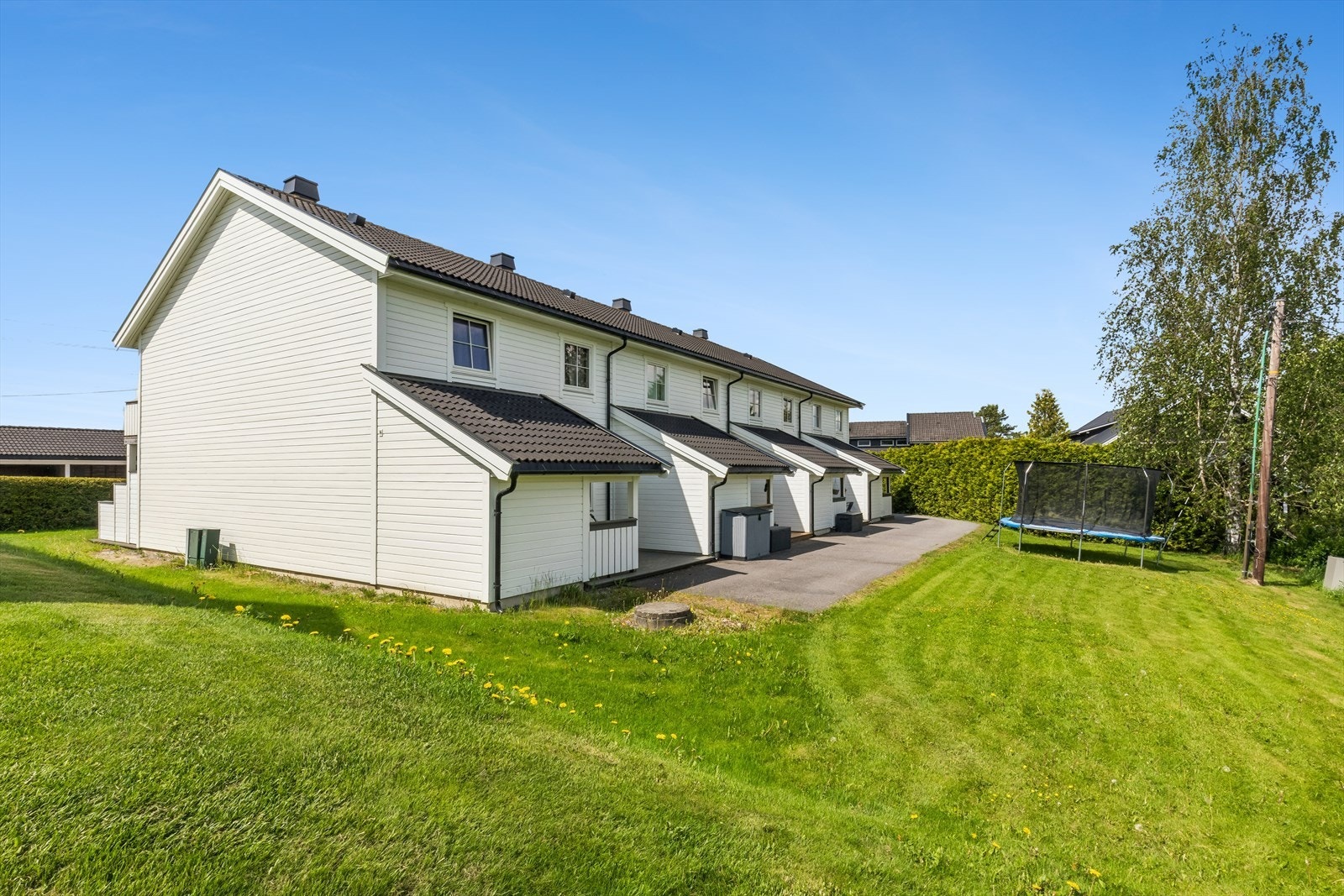 Boligen ligger i et etablert nabolag med nærhet til skog og mark, beskrevet som trygt og godt for alle aldersgrupper. Galleribilde