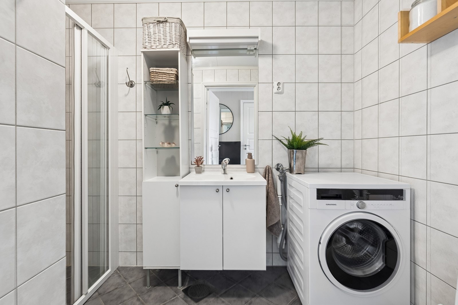 Badet er praktisk innredet med opplegg for vaskemaskin. Galleribilde