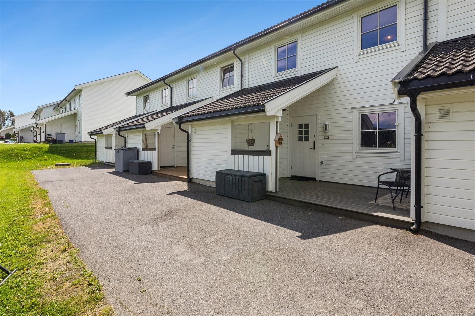 Overbygget inngangsparti med adkomst via en treplatting. Galleribilde