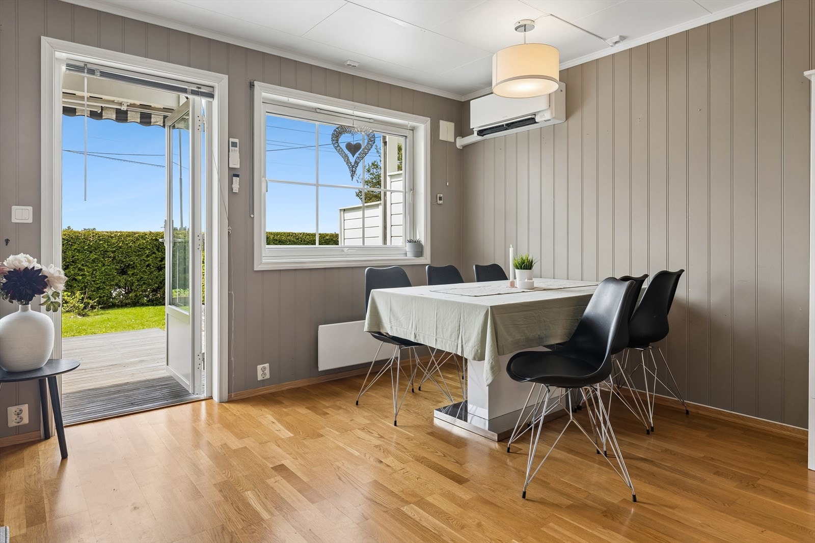 Fra stuen er det direkte utgang til en nordøstvendt treplatting på ca. 16 m². Galleribilde