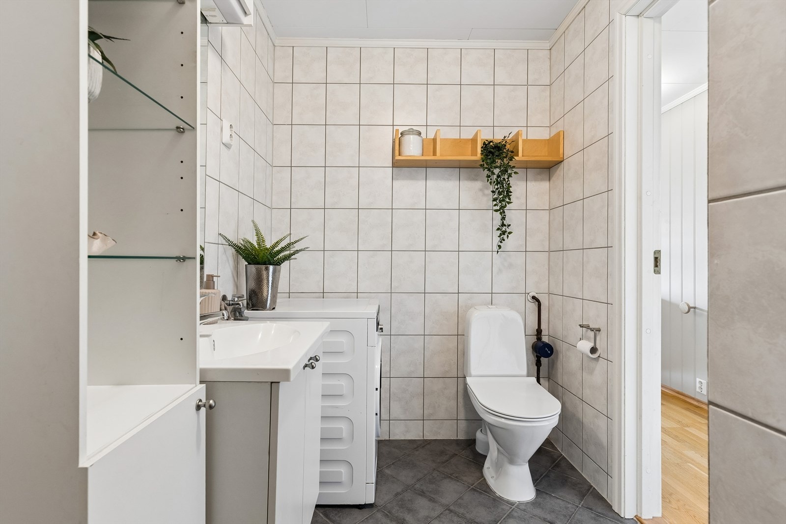 Bad i første etasje med flislagt gulv med varme. Galleribilde