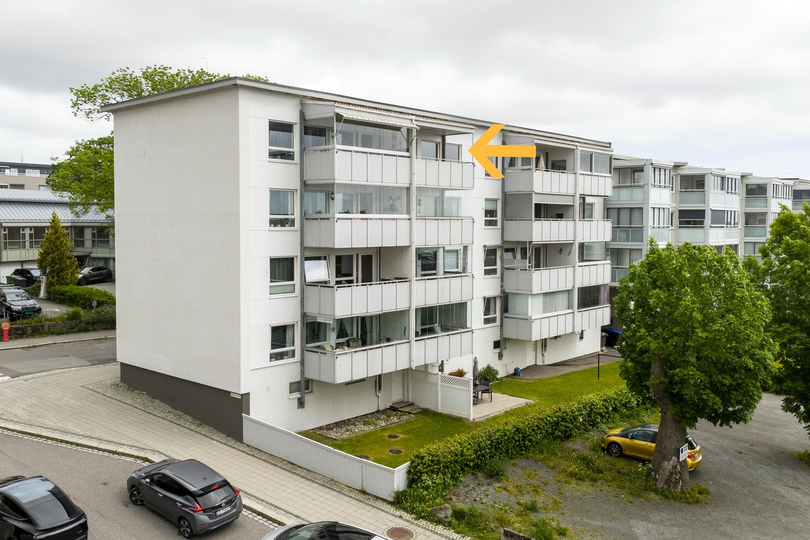 Leiligheten ligger i 4.etg og det er heis i bygget. Legg også merke til at det er en dør inn fra hagen. Den gjør at man kommer lett inn i kjelleren hvor man har bod på ca 6 kvm. Galleribilde