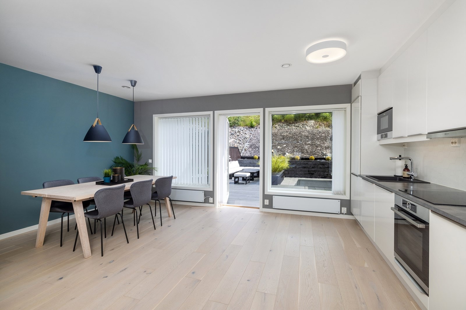 Rommet oppvarmes av panelovner og en flott peisovn. Galleribilde