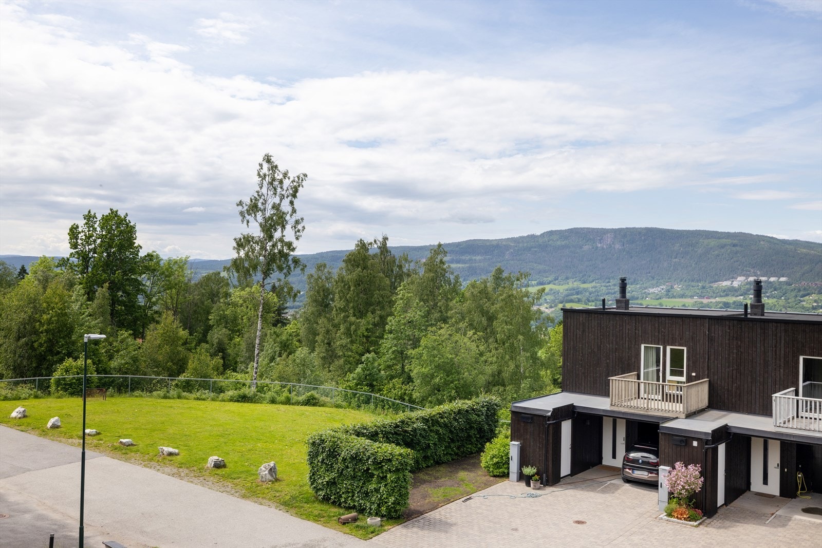 Utsikt fra eiendommen. Vestvendt beliggenhet gir gode solforhold til sent på kveld. Galleribilde