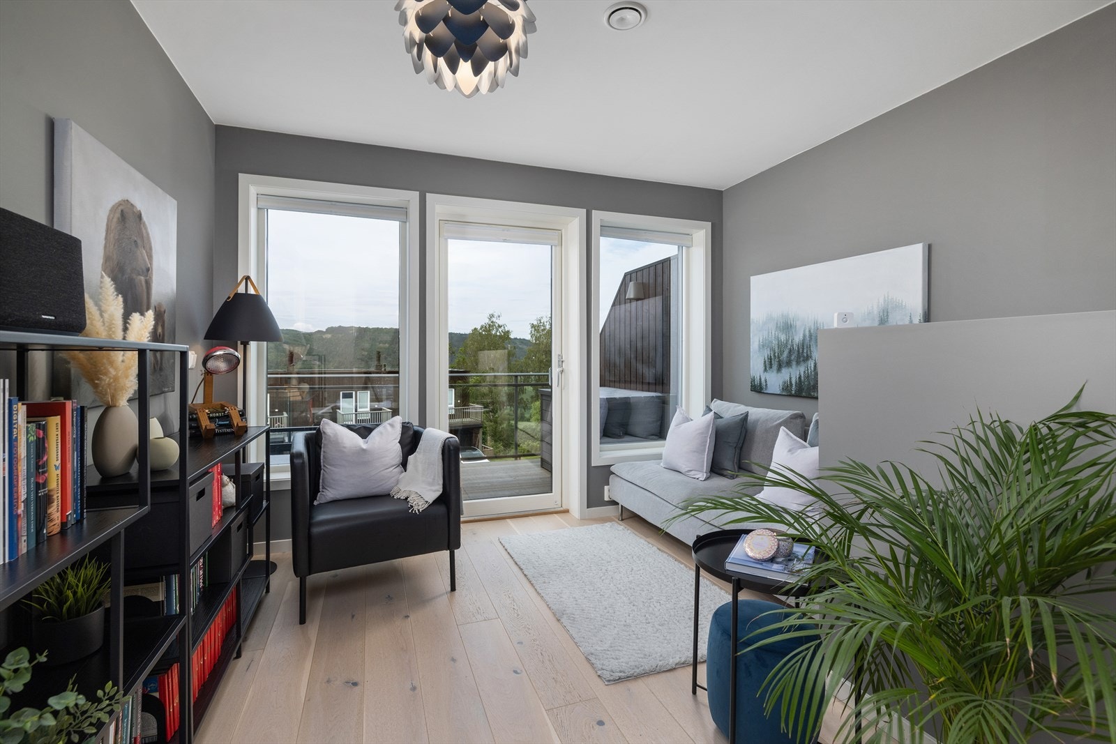 Fra loftstue i 2.etasje så er det utgang til balkong med gode solforhold og stor utsikt over Lierdalen. Galleribilde