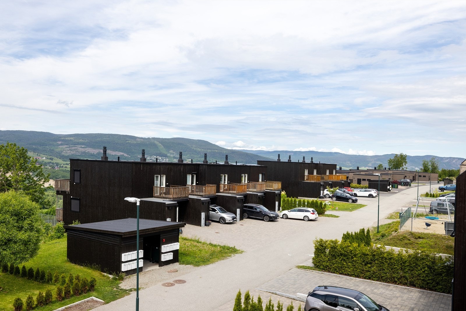 Ypperlige omgivelser for familier med trygge lekeområder for barna, og mange kompiser i samme gate. Galleribilde