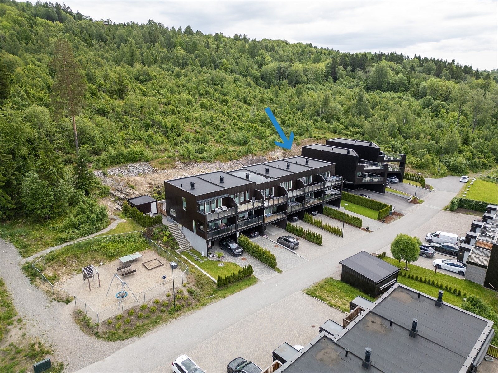 God utstyrt lekeplass på feltet. Galleribilde