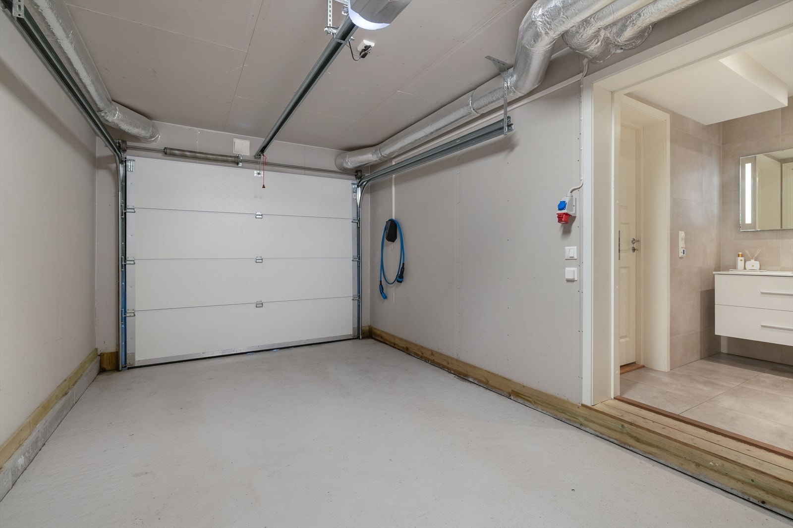 Garasje med elbil-lader og direkte adkomst inn til badet/vaskerommet. 16A 3-fas kombiuttak i garasjen. direkte inngang fra garasje til bolig. Galleribilde