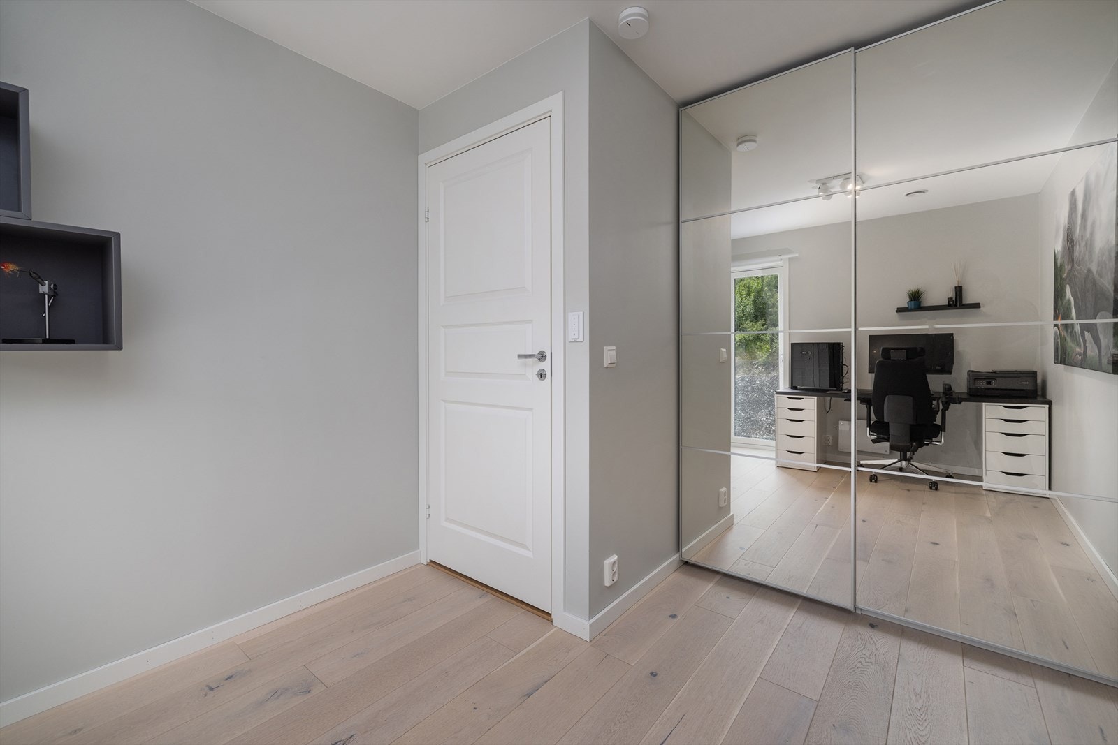 Soverom med skyvedørsgarderobe. Galleribilde