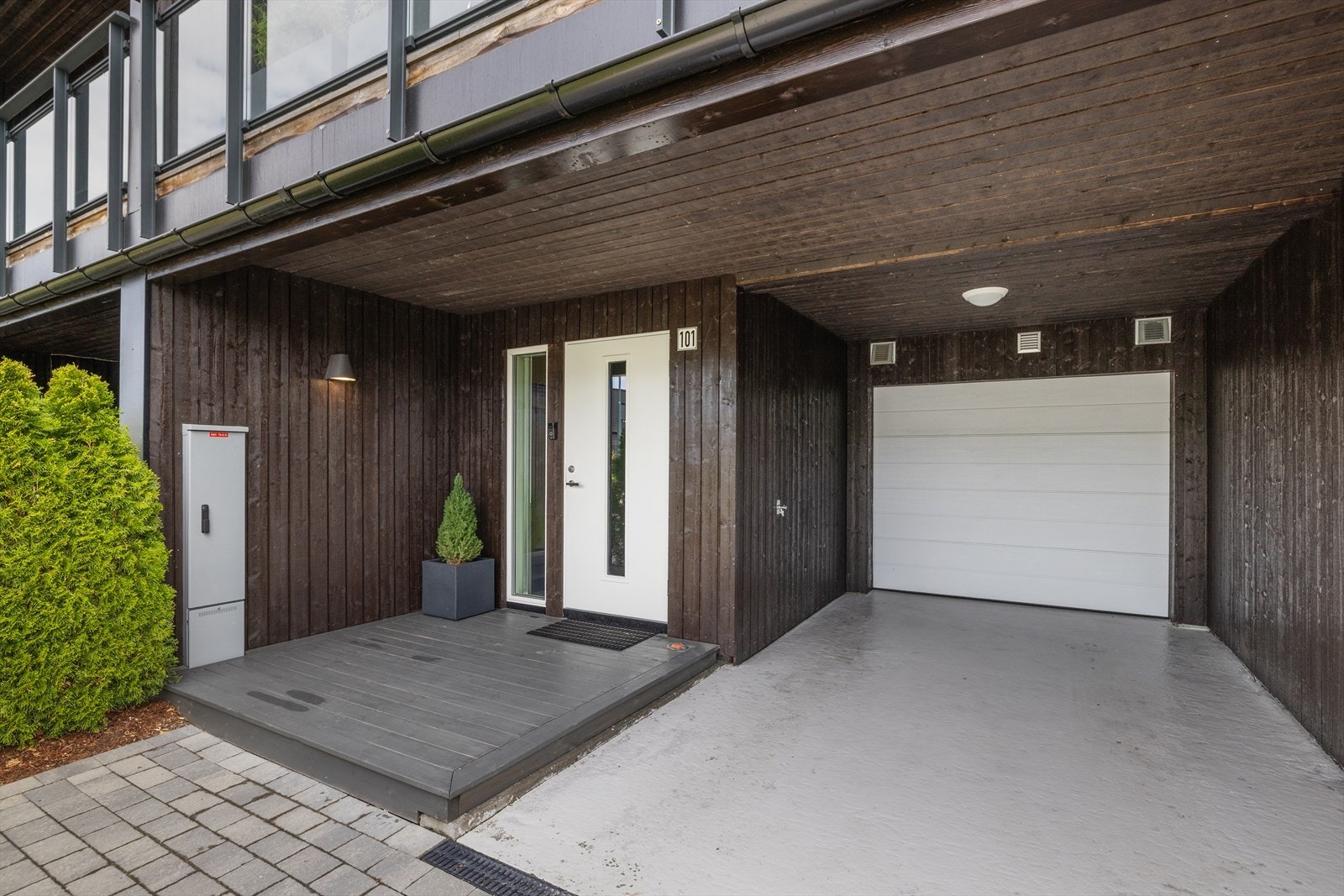Rekkehuset har adkomst via underetasjen ved siden av garasjen og carporten. Det er også direkte adkomst inn til bad/vaskerom fra garasjen. Galleribilde