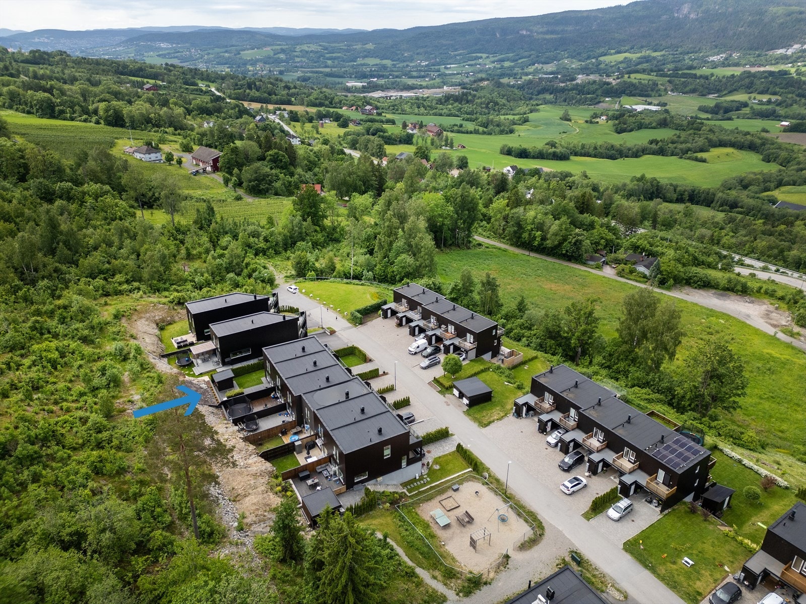 Strøkent enderekkehus fra 2019 med uteplasser i hver etasje, hage og flott utsikt. Garasje og carport. Barnevennlig! Galleribilde